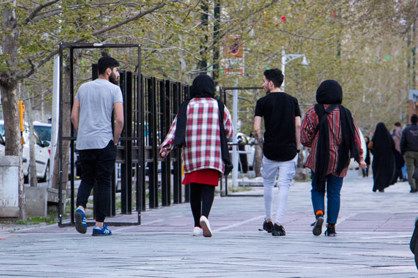 چند جوان مشغول قدم زدن در پارک ساعی